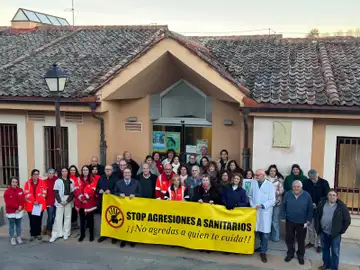 Acto de condena a la agresión sufrida recientemente por un sanitario del centro de salud de Sepúlveda con la presencia del gerente de Asistencia Sanitaria de Segovia, Luís Gómez de Montes, acompañado por miembros del equipo directivo y profesionales del centro. Acto de condena a la agresión sufrida recientemente por un sanitario del centro de salud de Sepúlveda con la presencia del gerente de Asistencia Sanitaria de Segovia, Luís Gómez de Montes, acompañado por miembros del equipo directivo y profesionales del centro.