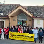 Acto de condena a la agresión sufrida recientemente por un sanitario del centro de salud de Sepúlveda con la presencia del gerente de Asistencia Sanitaria de Segovia, Luís Gómez de Montes, acompañado por miembros del equipo directivo y profesionales del centro.