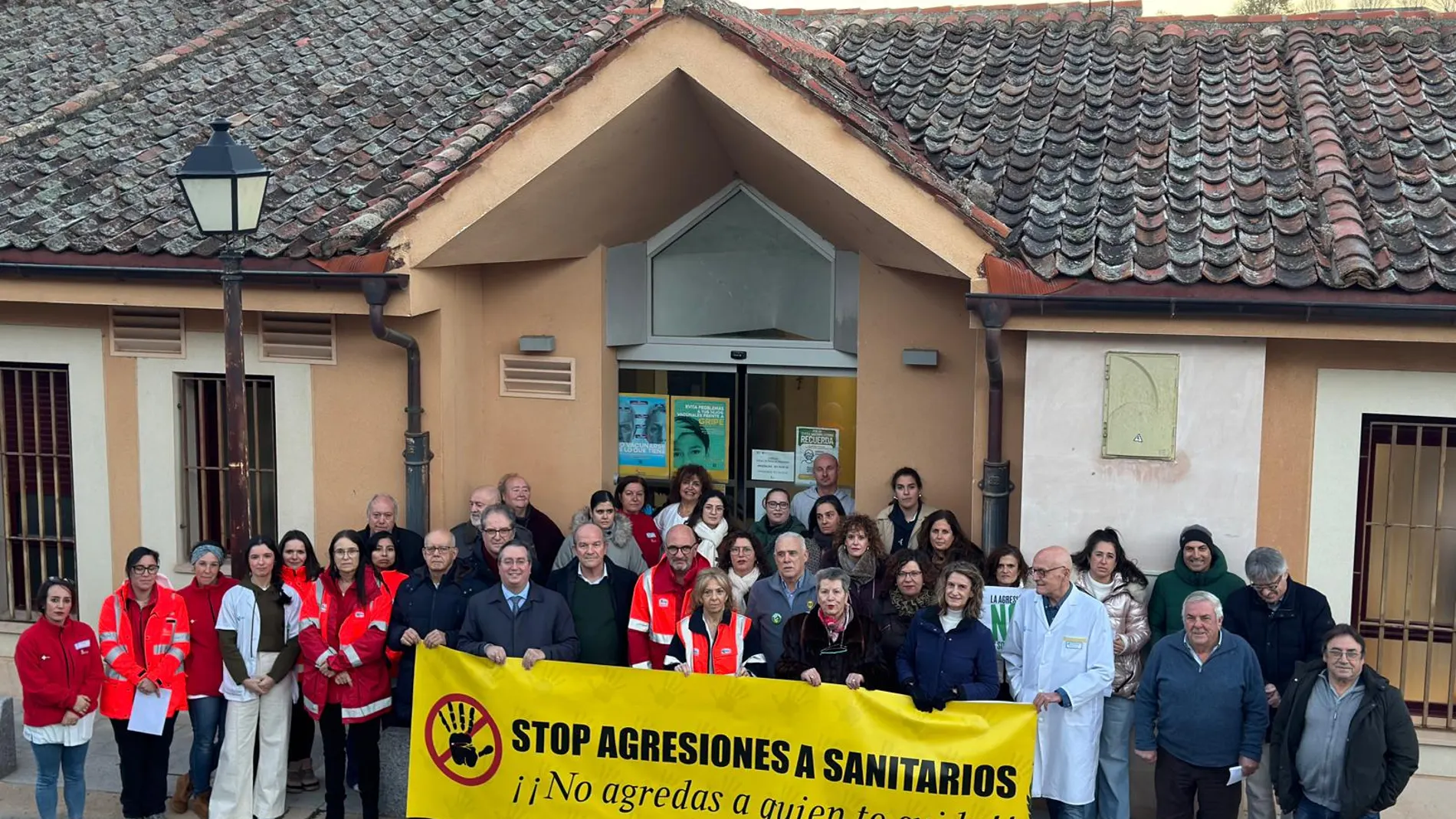 Acto de condena a la agresión sufrida recientemente por un sanitario del centro de salud de Sepúlveda con la presencia del gerente de Asistencia Sanitaria de Segovia, Luís Gómez de Montes, acompañado por miembros del equipo directivo y profesionales del centro.