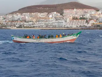 Una mujer y una menor, trasladadas al hospital tras la llegada de un cayuco con 45 inmigrantes a Tenerife Cayuco localizado cerca del puerto de Los Cristianos, en Tenerife
