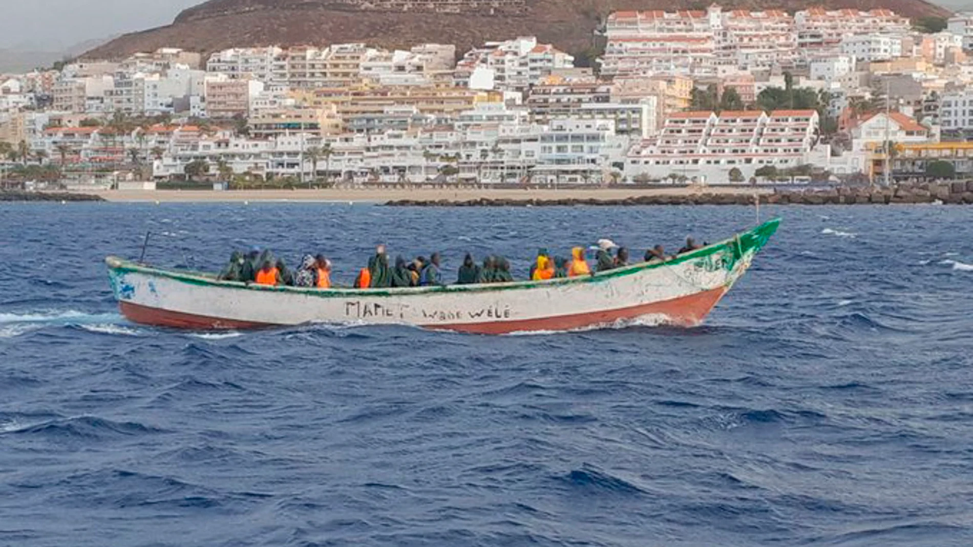 Cayuco localizado cerca del puerto de Los Cristianos, en Tenerife