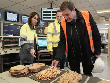 Carlos Fernández Carriedo visita las instalaciones de la fábrica Sonae Arauco en Valladolid Carlos Fernández Carriedo visita las instalaciones de la fábrica Sonae Arauco en Valladolid