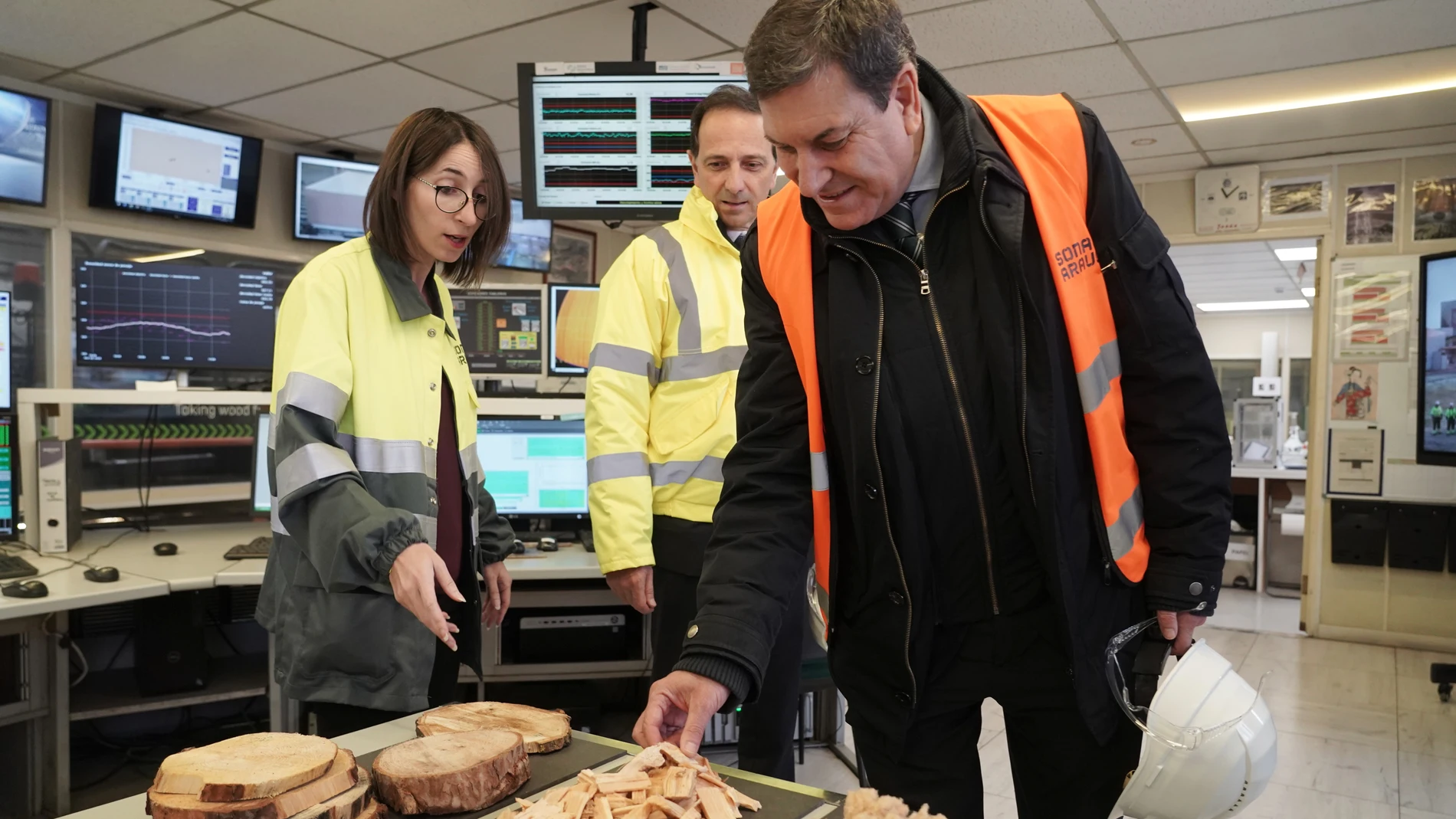 Carlos Fernández Carriedo visita las instalaciones de la fábrica Sonae Arauco en Valladolid
