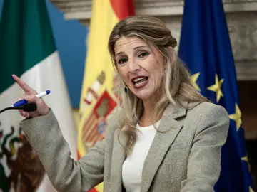 Yolanda Díaz apuesta por "relectura compartida" con México de "injusticias" de la historia MEX9678. CIUDAD DE MÉXICO (MÉXICO), 28/11/2025.- La vicepresidenta del Gobierno de España y ministra de Trabajo, Yolanda Díaz, habla durante una rueda de prensa este viernes, en Ciudad de México (México). Yolanda Díaz celebró como "positivos" los "pasos tranquilos" que se están dando con México para normalizar las relaciones, al subrayar que es importante una "relectura compartida" de la historia en la que se "reconozcan las injusticias y los claroscuros". EFE/José Méndez