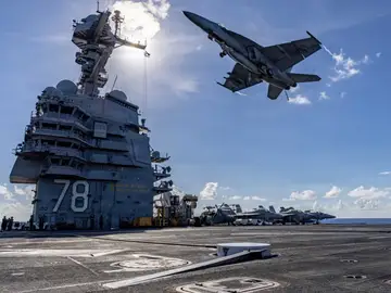 Venezuela.- Trump afirma que EEUU comenzará "muy pronto" a "detener por tierra" a narcotraficantes venezolanos November 13, 2025, Western Atlantic Ocean, International Waters: A U.S Navy F/A-18E Super Hornet fighter aircraft passes overhead of the flight deck of the Ford-class aircraft carrier USS Gerald R. Ford, November 13, 2025 in the Western Atlantic Ocean. U.S. military forces are deployed to the Caribbean to disrupt illicit drug trafficking. Europa Press/Contacto/Mcsn Paige Brown/U.S. Navy 13/11/2025 ONLY FOR USE IN SPAIN