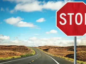 Esto es lo que hay que hacer al llegar a una señal de "stop": muy poca gente lo hace y la multa podría ser de 200 euros Esto es lo que hay que hacer al llegar a una señal de "stop": muy poca gente lo hace y la multa podría ser de 200 euros