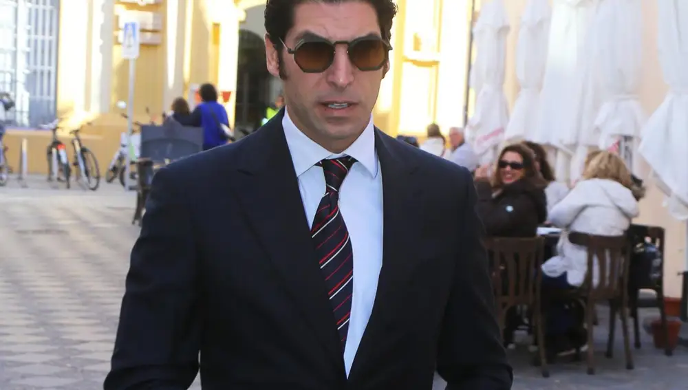 Cayetano Rivera, de muy buen humor, bromea con la prensa en el bautizo de su sobrino Nicolás