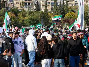 Siria.- Miles de sirios salen a las calles por el aniversario de la ofensiva que derrocó a Al Assad Siria.- Miles de sirios salen a las calles por el aniversario de la ofensiva que derrocó a Al Assad