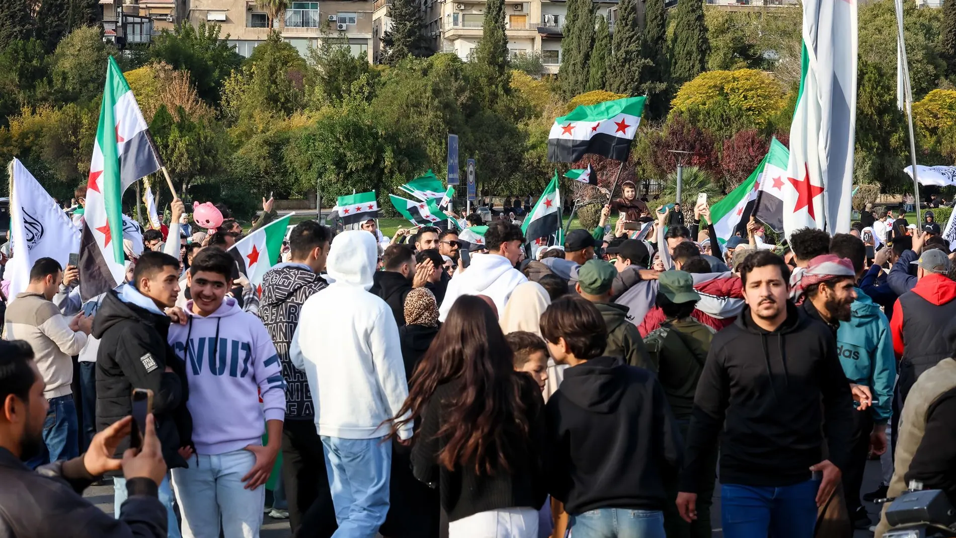 Siria.- Miles de sirios salen a las calles por el aniversario de la ofensiva que derrocó a Al Assad