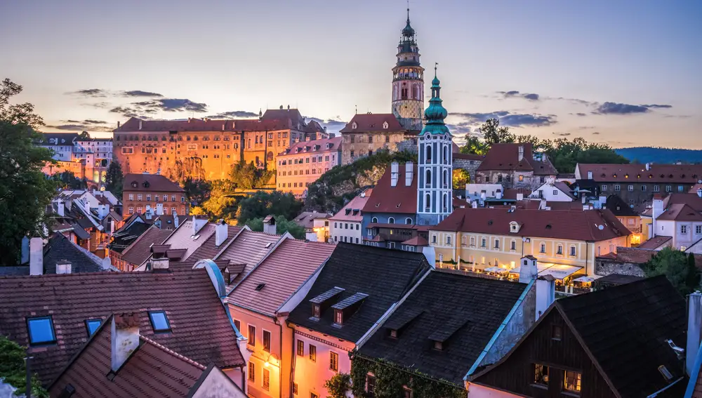 La torre del castillo es como un faro renacentista que anuncia Český Krumlo