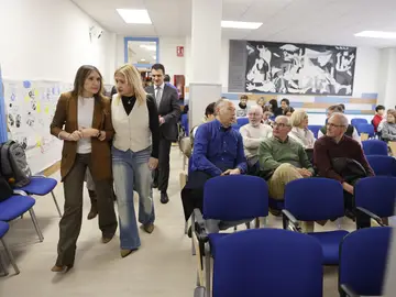 La consejera de Educación, Rocío Lucas, conversa con Yolanda de Gregorio antes de participar en el acto institucional del 25 aniversario del nuevo edificio del IES ‘Santa Catalina de El Burgo de Osma La consejera de Educación, Rocío Lucas, conversa con Yolanda de Gregorio antes de participar en el acto institucional del 25 aniversario del nuevo edificio del IES ‘Santa Catalina de El Burgo de Osma