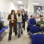 La consejera de Educación, Rocío Lucas, conversa con Yolanda de Gregorio antes de participar en el acto institucional del 25 aniversario del nuevo edificio del IES ‘Santa Catalina de El Burgo de Osma