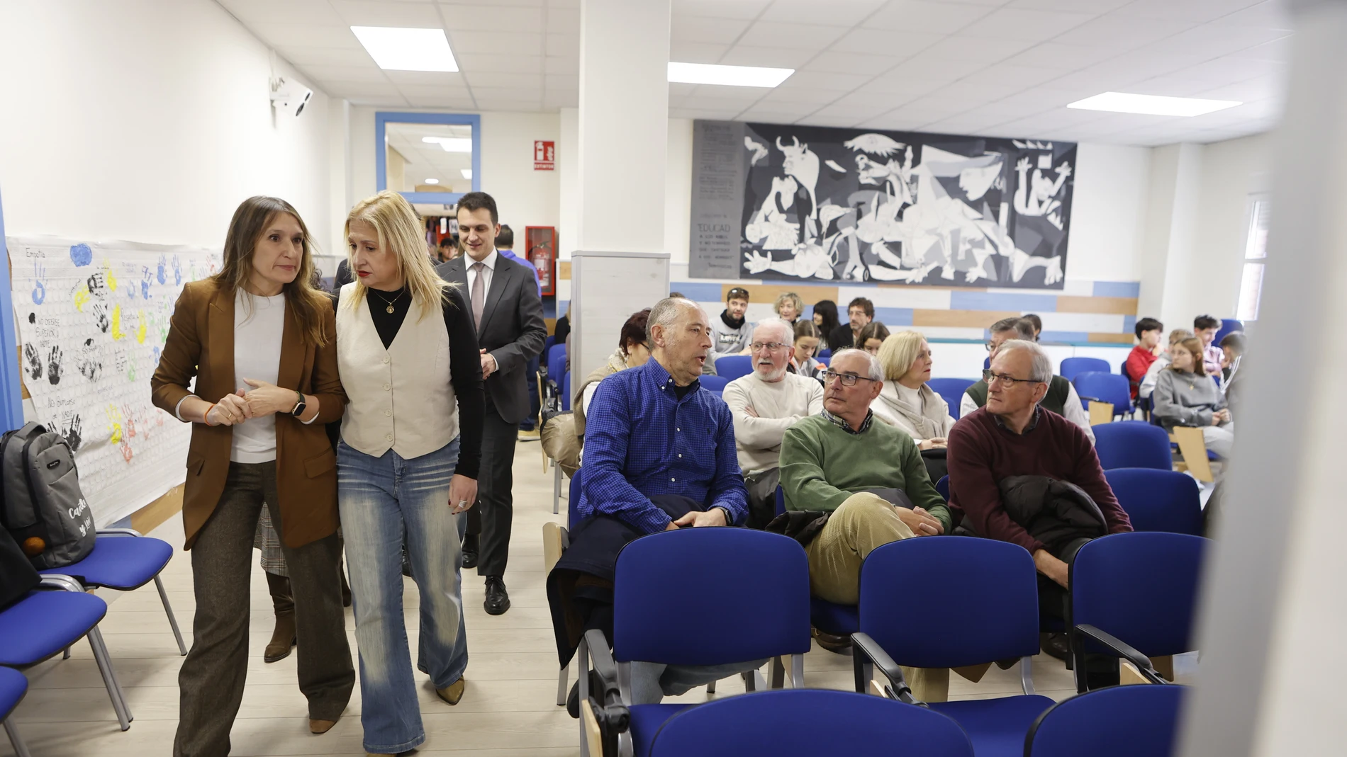 La consejera de Educación, Rocío Lucas, conversa con Yolanda de Gregorio antes de participar en el acto institucional del 25 aniversario del nuevo edificio del IES ‘Santa Catalina de El Burgo de Osma