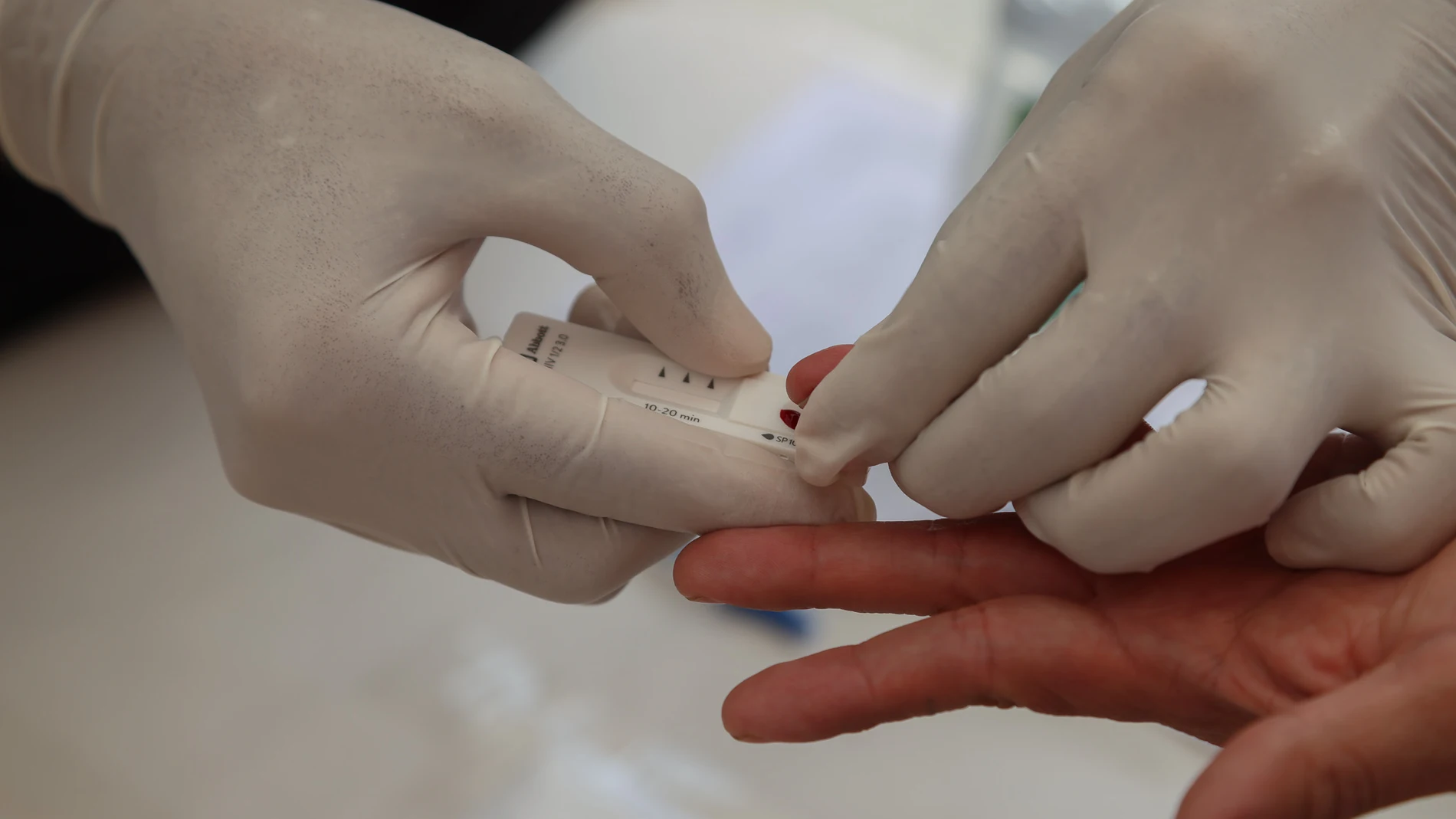 AME3817. CIUDAD DE GUATEMALA (GUATEMALA), 28/11/2025.- Una persona toma una muestra para una “prueba rápida” de detección del VIH este viernes, en Ciudad de Guatemala (Guatemala). Guatemala enfrenta una situación crítica con 47.978 casos de Virus de Inmunodeficiencia Humana (VIH) registrados en 41 años de epidemia, según datos difundidos por AHF. EFE/ Mariano Macz