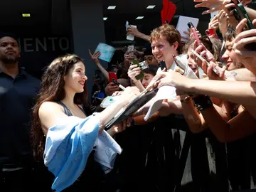 La Rosalía visita Buenos Aires AME3773. BUENOS AIRES (ARGENTINA), 28/11/2025.- La cantante Rosalía firma autógrafos afuera de un estudio de streaming este viernes, en Buenos Aires (Argentina.) EFE/ STR