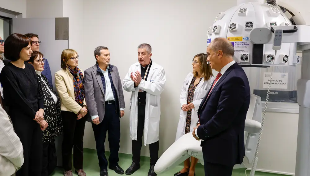 Ministra Diana Morant visita prototipo de escáner cerebral en La Fe