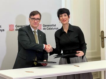 El presidente de la Generalitat, Salvador Illa, y la ministra de Inclusión, Seguridad Social y Migraciones, Elma Saiz, firman un convenio sobre la monitorización de discursos de odio en línea, en el Palau de Pedralbes de Barcelona