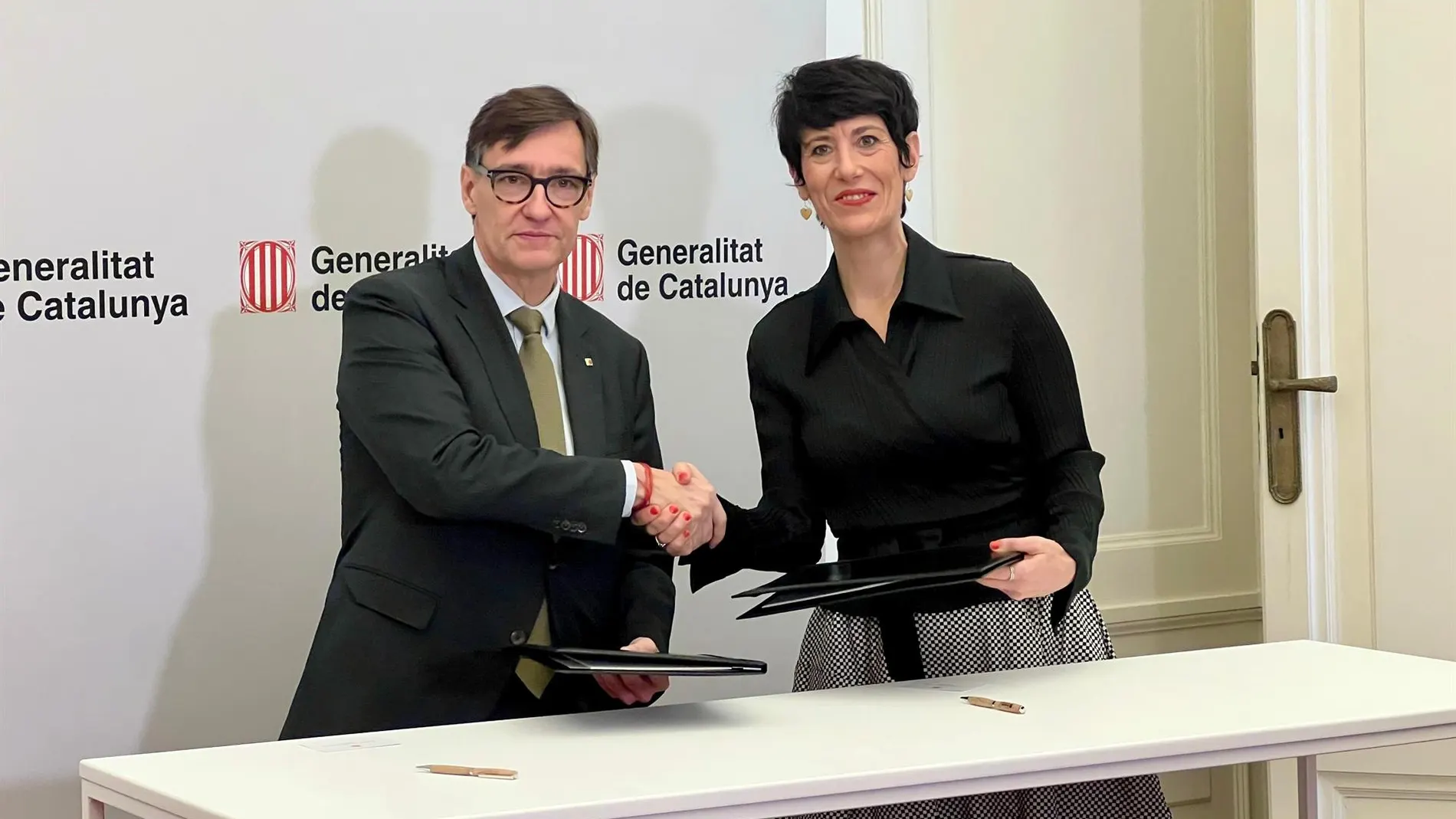 El presidente de la Generalitat, Salvador Illa, y la ministra de Inclusión, Seguridad Social y Migraciones, Elma Saiz, firman un convenio sobre la monitorización de discursos de odio en línea, en el Palau de Pedralbes de Barcelona