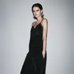 Modelo de Zara con pantalones bombachos.