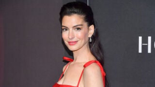 Anne Hathaway con piel descansada.