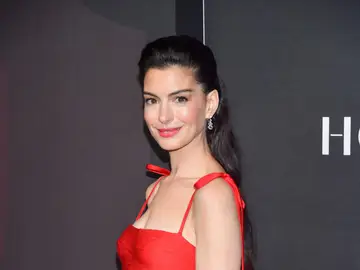 Anne Hathaway con piel descansada. Anne Hathaway con piel descansada.