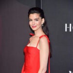 Anne Hathaway con piel descansada.