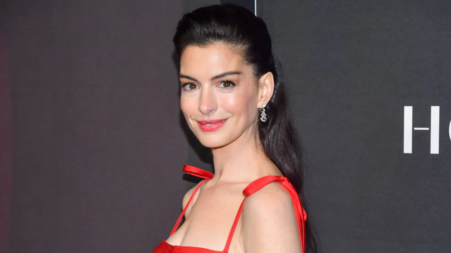 Anne Hathaway con piel descansada.