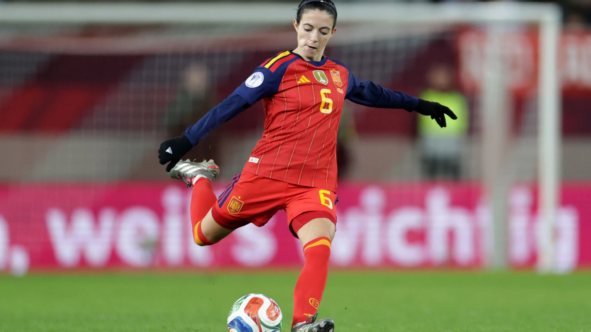 KAISERSLAUTERN (Germany), 28/11/2025.- Aitana Bonmati of Spain in action during the UEFA Women's Nations League final 1st leg between Germany and Spain in Kaiserslautern, Germany, 28 November 2025. (Alemania, España) EFE/EPA/CHRISTOPHER NEUNDORF