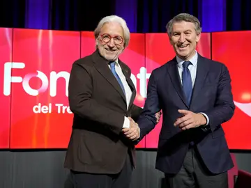 Conferencia de Núñez Feijóo en Foment del Treball GRAFCAT5105. BARCELONA, 28/11/2025.- El presidente del PP, Alberto Núñez Feijóo, acompañado del presidente de Foment del Treball, Josep Sánchez Llibre (i), a su llegada a la sede de la patronal catalana donde pronuncia una conferencia, dos días antes de la manifestación convocada por los populares en Madrid "en defensa de España" y contra el presidente del Gobierno, Pedro Sánchez. EFE/Alejandro García
