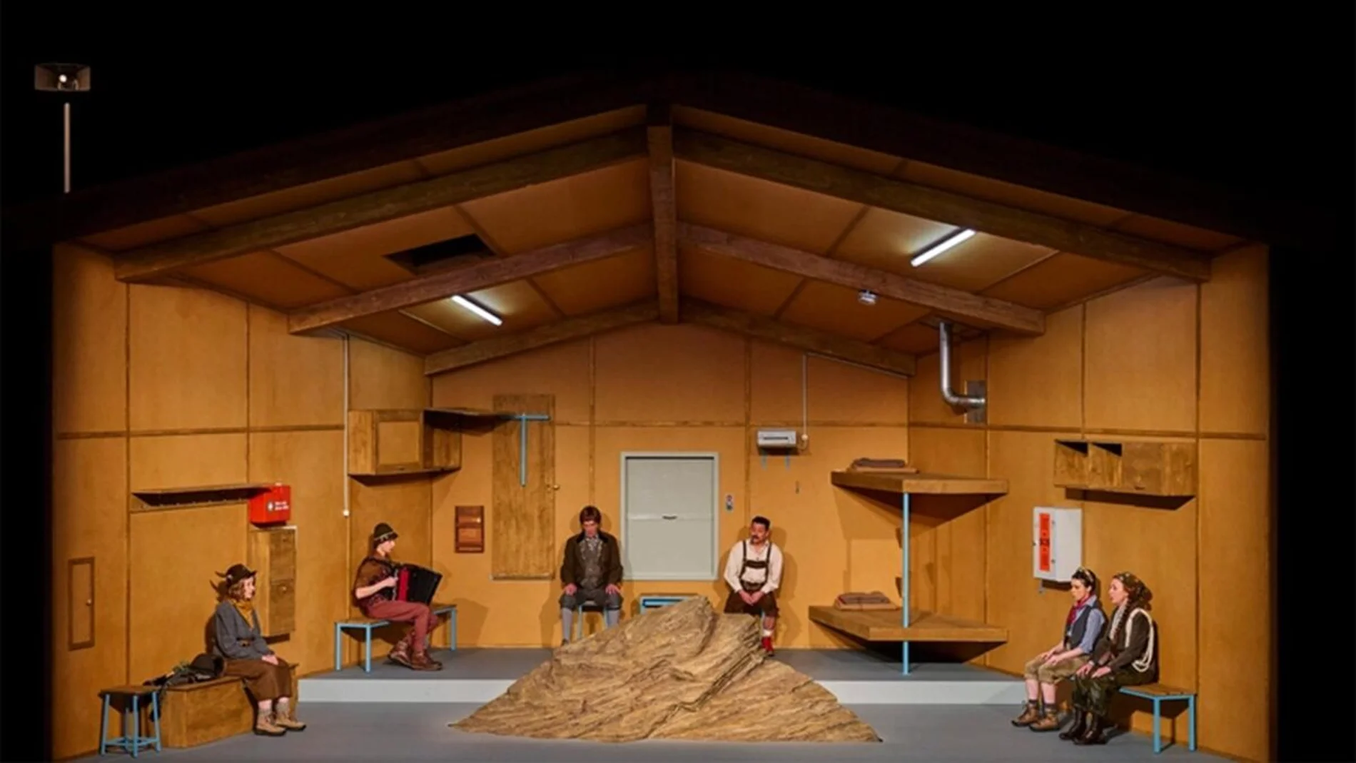 El inclasificable Christoph Marthaler presenta una historia sobre un grupo de personas atrapadas en un refugio de montaña