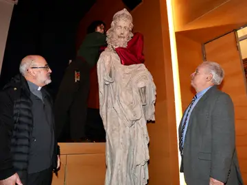 El consejero Gonzalo Santonja observa la réplica de San Simeón El consejero Gonzalo Santonja observa la réplica de San Simeón