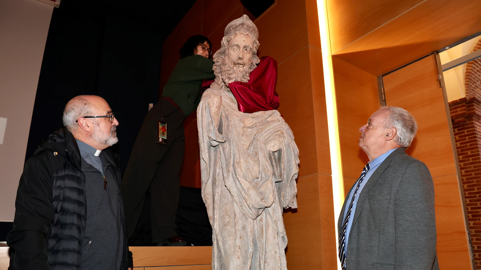 El consejero Gonzalo Santonja observa la réplica de San Simeón