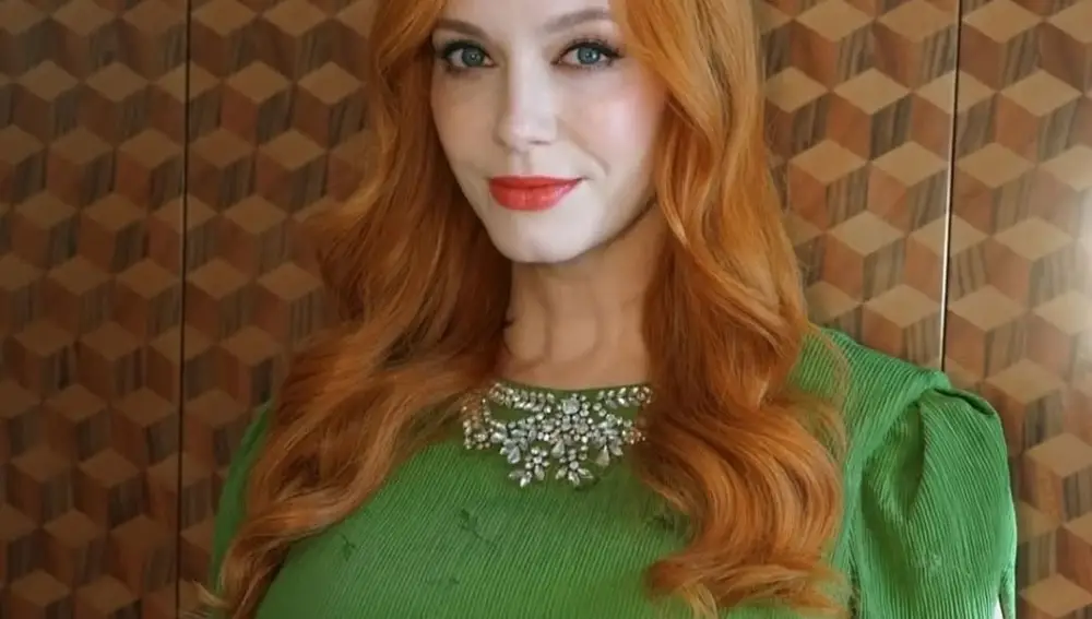 Christina Hendricks muestra un Spicy Ginger intenso y muy favorecedor.