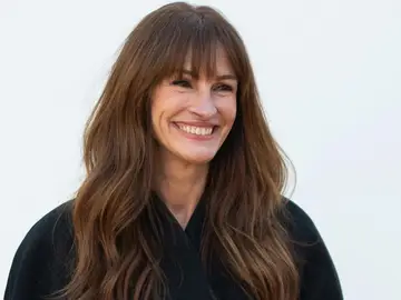 Los tonos de pelo que cierran 2025 por todo lo alto (y van a dominar el arranque de 2026) Julia Roberts con melena castaña luminosa, en línea con los tonos naturales que marcan tendencia a final de 2025 y principios de 2026