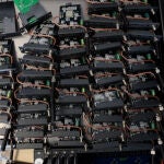 Parte del material que se ha incautado de la red que estafaba enviando sms a ciudadanos Parte del material que se ha incautado de la red que estafaba enviando sms a ciudadanos