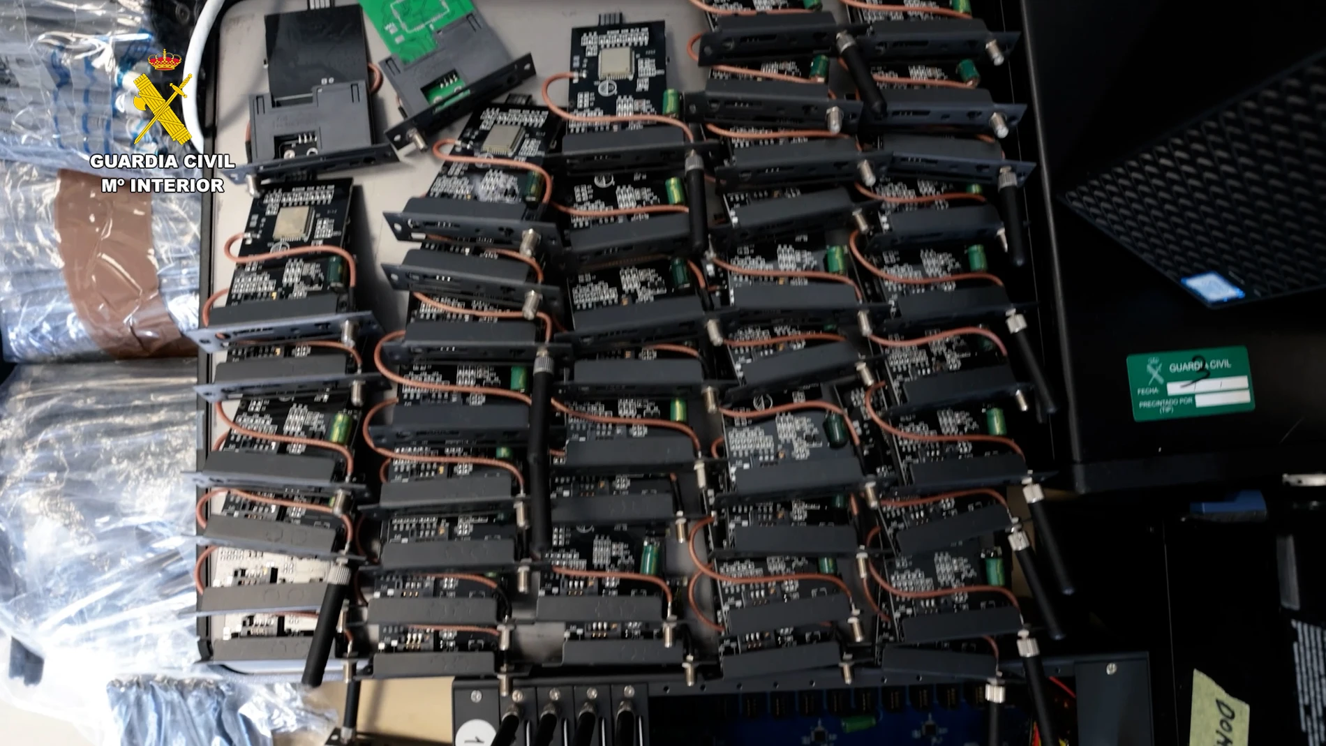 Parte del material que se ha incautado de la red que estafaba enviando sms a ciudadanos