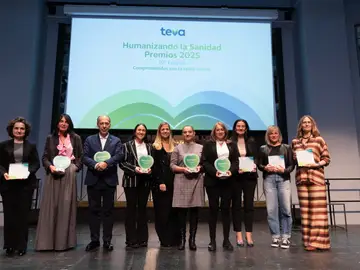 Foto de familia de los ganadores y finalistas de la décima edición de los Premios Humanizando la Sanidad de Teva Foto de familia de los ganadores y finalistas de la décima edición de los Premios Humanizando la Sanidad de Teva