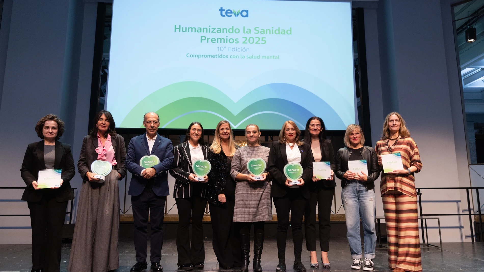 Foto de familia de los ganadores y finalistas de la décima edición de los Premios Humanizando la Sanidad de Teva