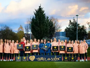 Las jugadoras de la Selección Española con los lotes de "Tierra de Sabor" Las jugadoras de la Selección Española con los lotes de "Tierra de Sabor"