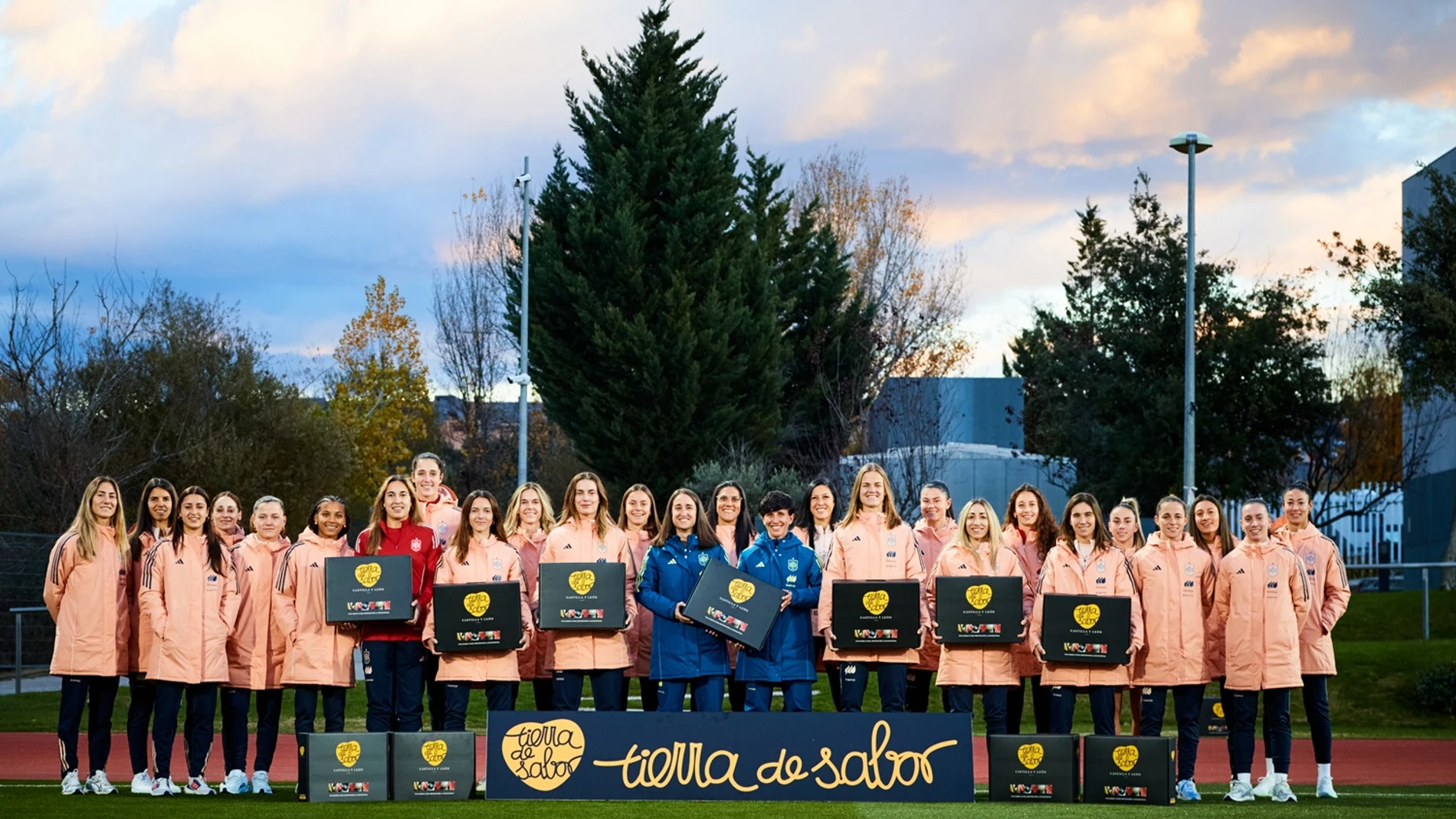 Las jugadoras de la Selección Española con los lotes de "Tierra de Sabor"