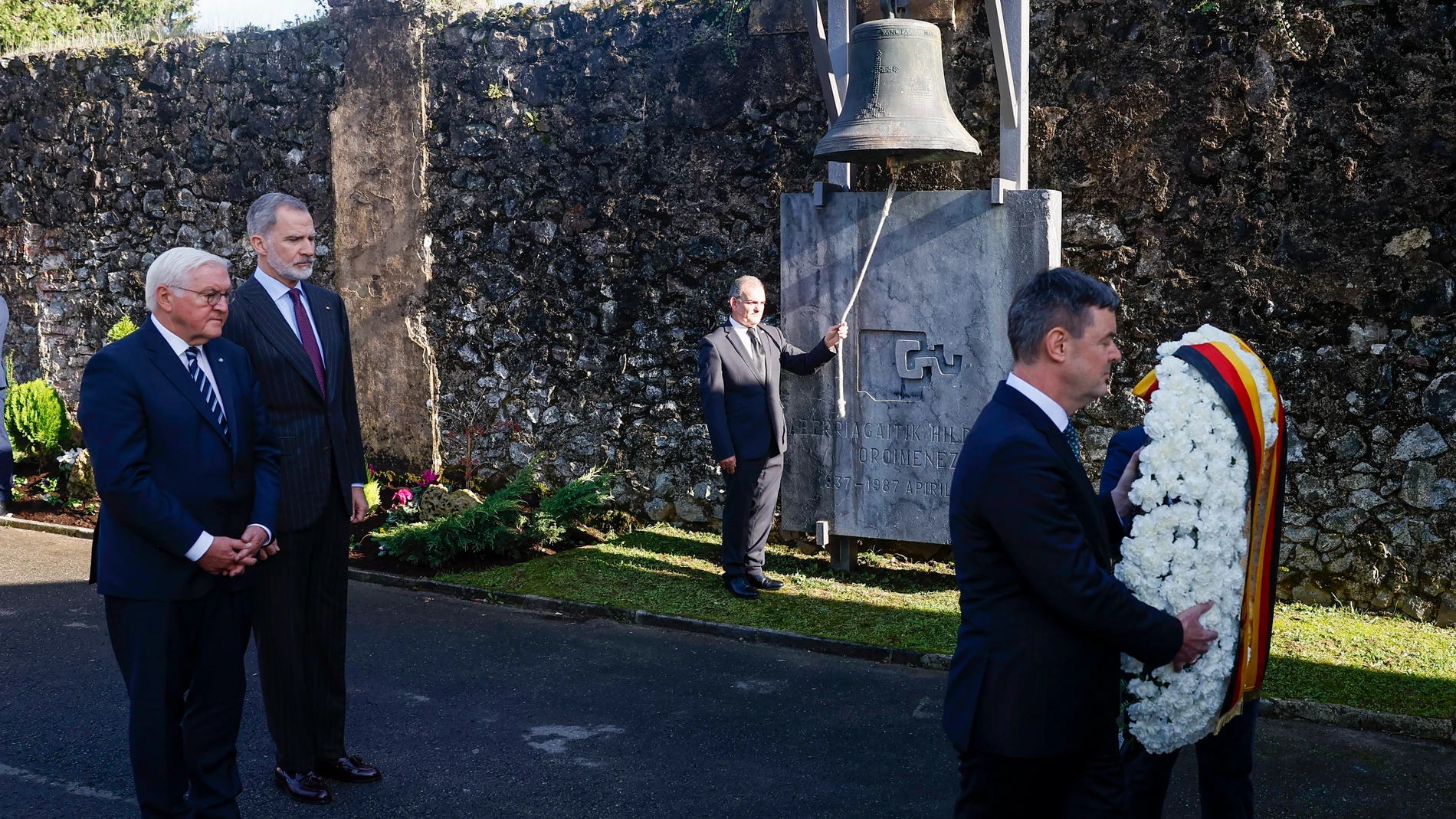 GERNIKA (BIZKAIA), 28/11/2025.- El presidente alemán, Frank-Walter Steinmeier, acompañado por el rey Felipe VI, durante una ofrenda floral en memoria de las víctimas del bombardeo en Gernika, este viernes. EFE/ Miguel Toña POOL