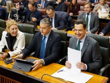 Moreno sonríe en el Parlamento antes de comenzar su intervención final