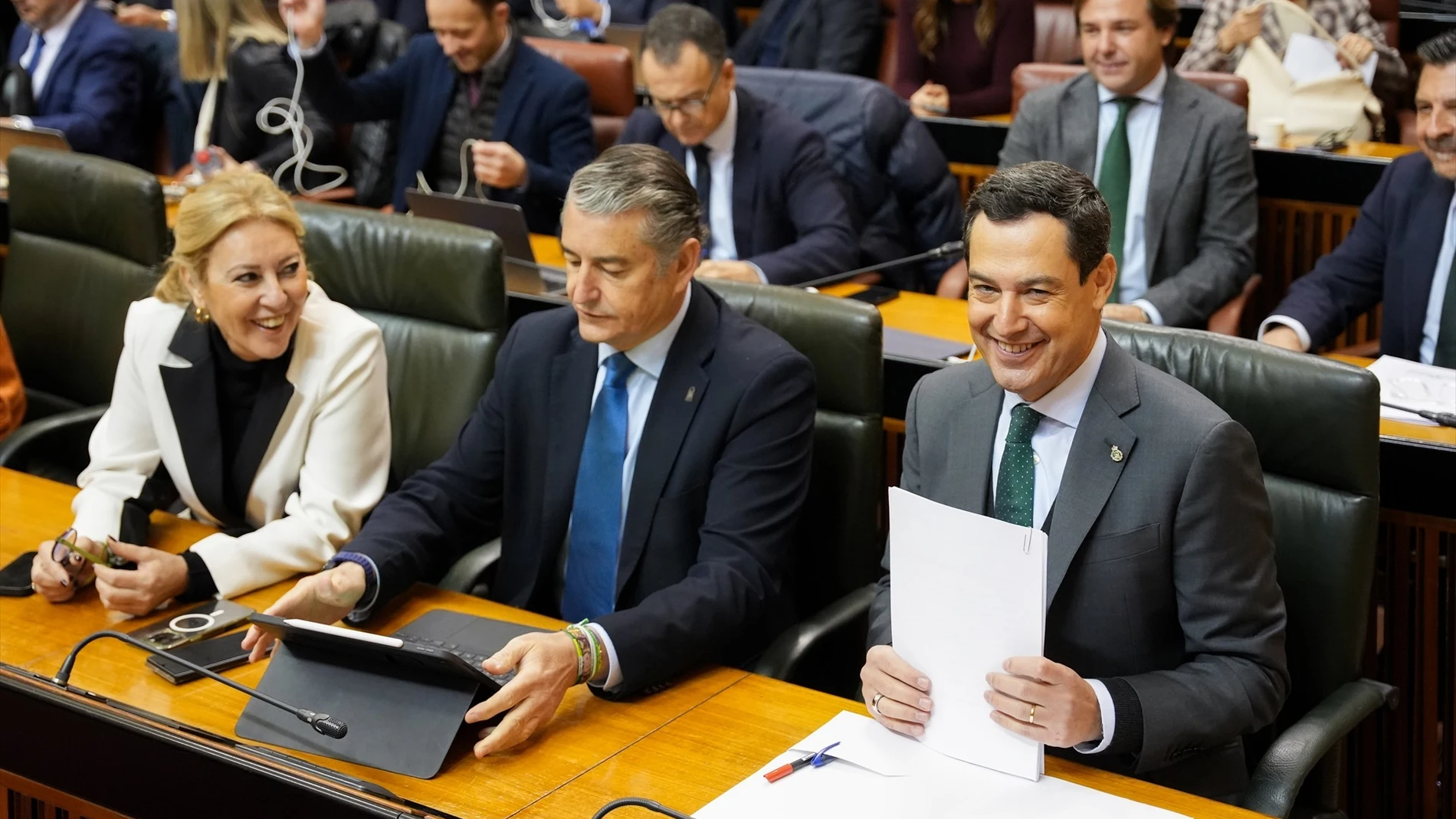 Moreno sonríe en el Parlamento antes de comenzar su intervención final