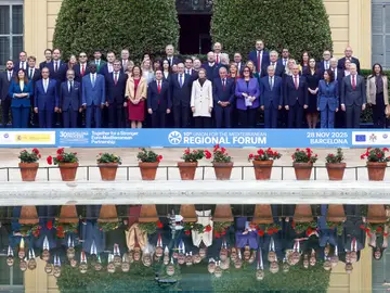 Foro Regional de la Unión por el Mediterráneo. FOTODELDÍA GRAFCAT5075. BARCELONA, 28/11/2025.- Los ministros de Asuntos Exteriores de los 43 Estados miembros de la Unión por el Mediterráneo (UpM) posan para los medios de comunicación antes de participar en un Foro Regional que se celebra en el Palau de Pedralbes de Barcelona. EFE/Quique García