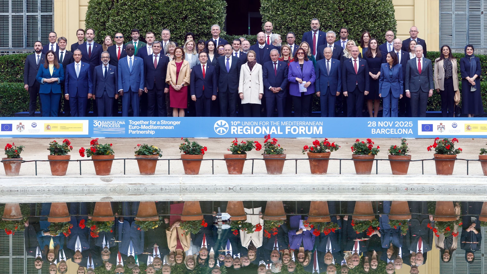 FOTODELDÍA GRAFCAT5075. BARCELONA, 28/11/2025.- Los ministros de Asuntos Exteriores de los 43 Estados miembros de la Unión por el Mediterráneo (UpM) posan para los medios de comunicación antes de participar en un Foro Regional que se celebra en el Palau de Pedralbes de Barcelona. EFE/Quique García
