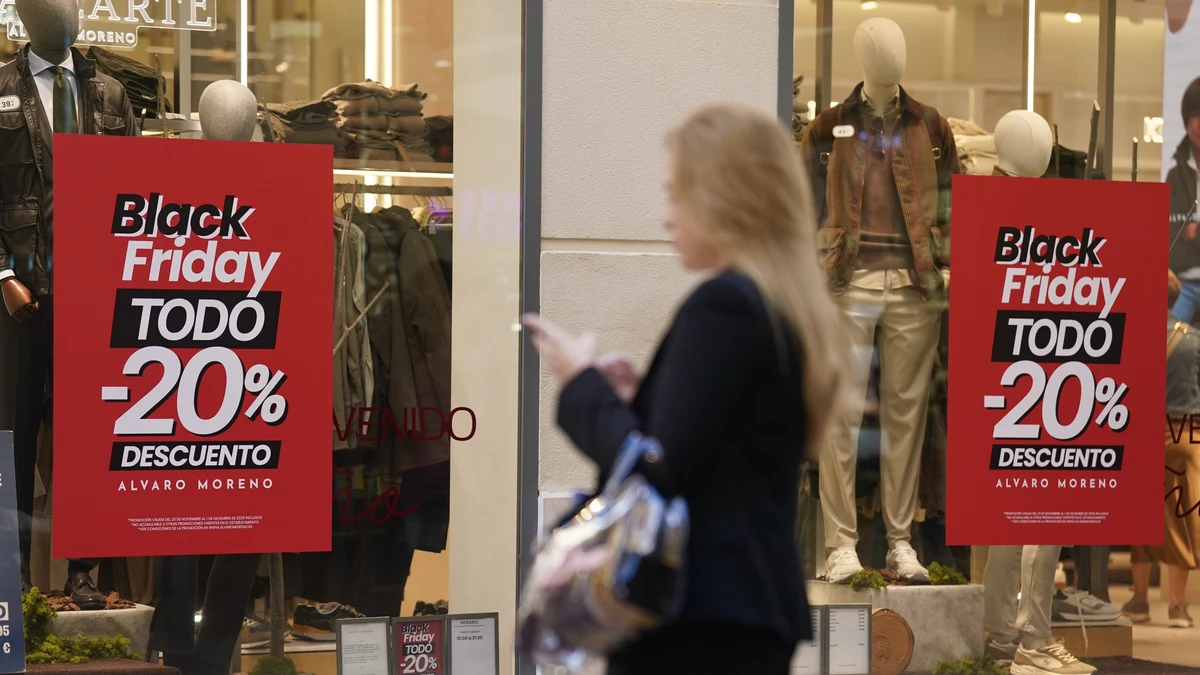 Imagen de comercios anunciando sus descuentos para el Black Friday de este año 2025, en Málaga.
