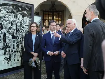 Frank-Walter Steinmeier y el Rey Felipe VI visitan el Museo de la Paz de Gernika GERNIKA (BIZKAIA), 28/11/2025.- El presidente alemán, Frank-Walter Steinmeier (2d), el rey Felipe VI (d), y el lehendakari, Imanol Pradales (2i), este viernes durante la visita al Museo de la Paz de Gernika, tras homenajear a las víctimas del bombardeo. EFE/IREKIA***SOLO USO EDITORIAL/SOLO DISPONIBLE PARA ILUSTRAR LA NOTICIA QUE ACOMPAÑA (CRÉDITO OBLIGATORIO)