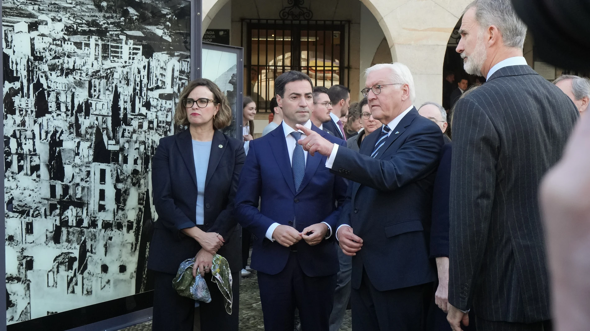 GERNIKA (BIZKAIA), 28/11/2025.- El presidente alemán, Frank-Walter Steinmeier (2d), el rey Felipe VI (d), y el lehendakari, Imanol Pradales (2i), este viernes durante la visita al Museo de la Paz de Gernika, tras homenajear a las víctimas del bombardeo. EFE/IREKIA***SOLO USO EDITORIAL/SOLO DISPONIBLE PARA ILUSTRAR LA NOTICIA QUE ACOMPAÑA (CRÉDITO OBLIGATORIO)