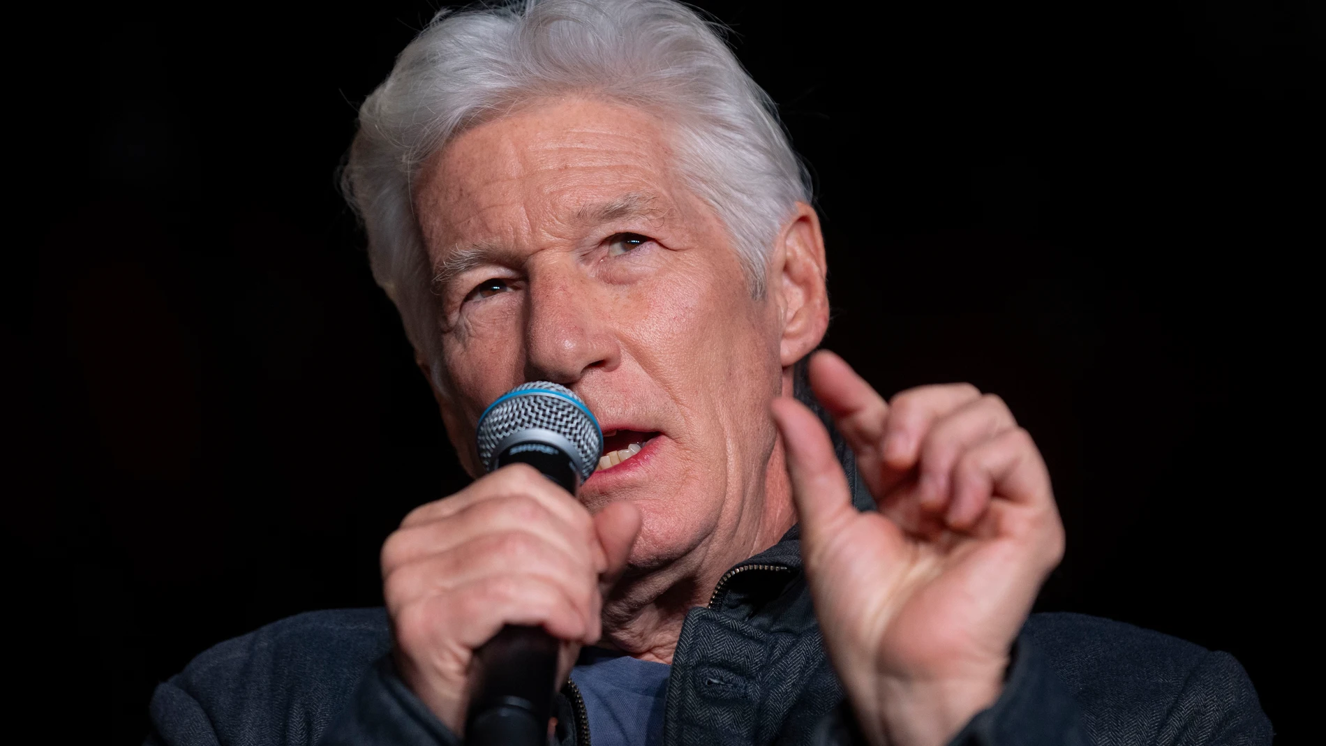 MURCIA, 28/11/2025.- El actor Richard Gere durante el acto de encendido del Árbol de Navidad este viernes en la Plaza Circular de Murcia. EFE/Marcial Guillén.