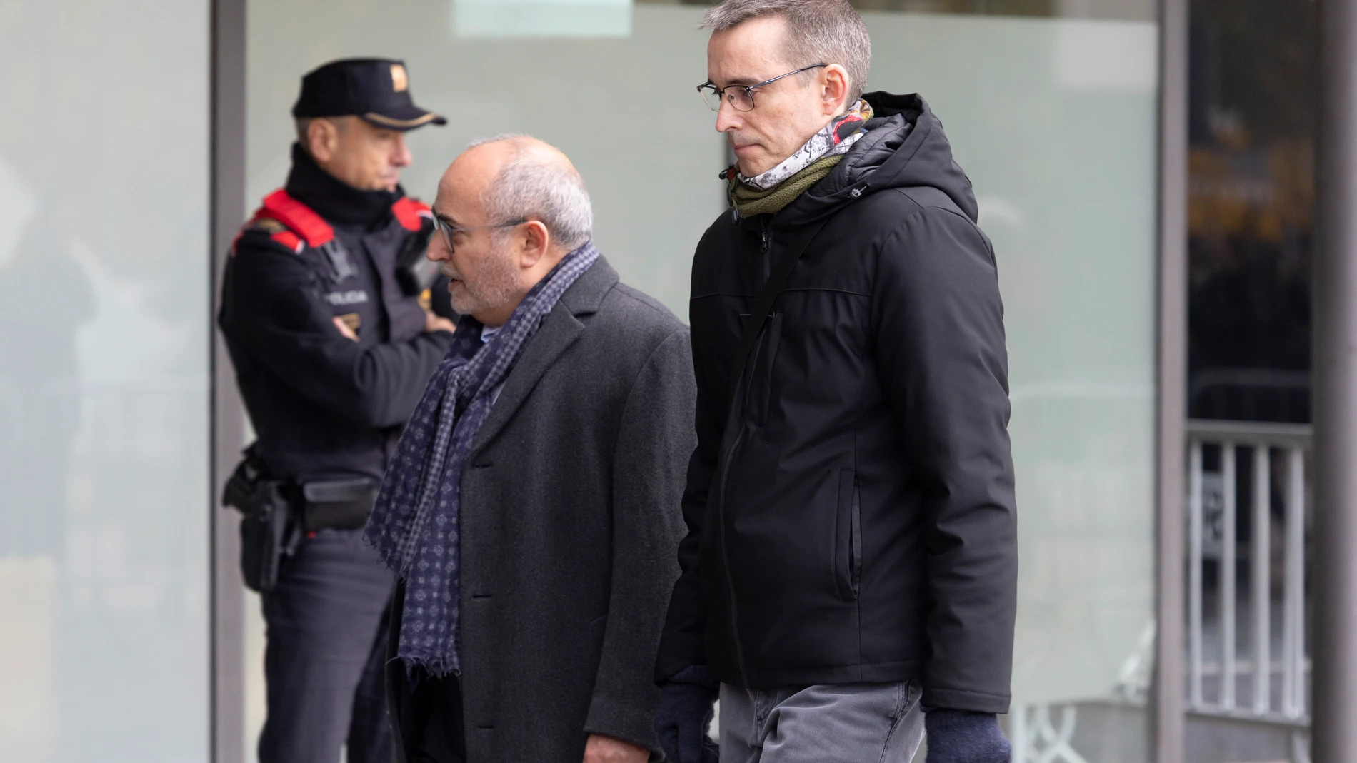 GRAFCAT5058. SABADELL (BARCELONA), 28/11/2025.- Santiago L.P.(d), uno de los principales sospechosos del asesinato de la bibliotecaria Helena Jubany en 2001, a su llegada a los juzgados de Sabadell (Barcelona), donde ha sido citado a declarar como imputado por la jueza que investiga el caso, después de que un análisis de ADN lo haya incriminado, a pesar de que en la primera investigación hace 24 años fuera exculpado por falta de pruebas. EFE/Marta Pérez